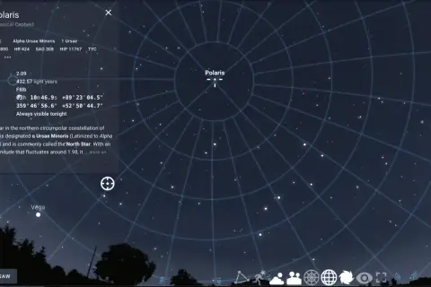 Gwiazda polarna, znana jako Gwiazda Północna, jest widoczna na nocnym niebie.