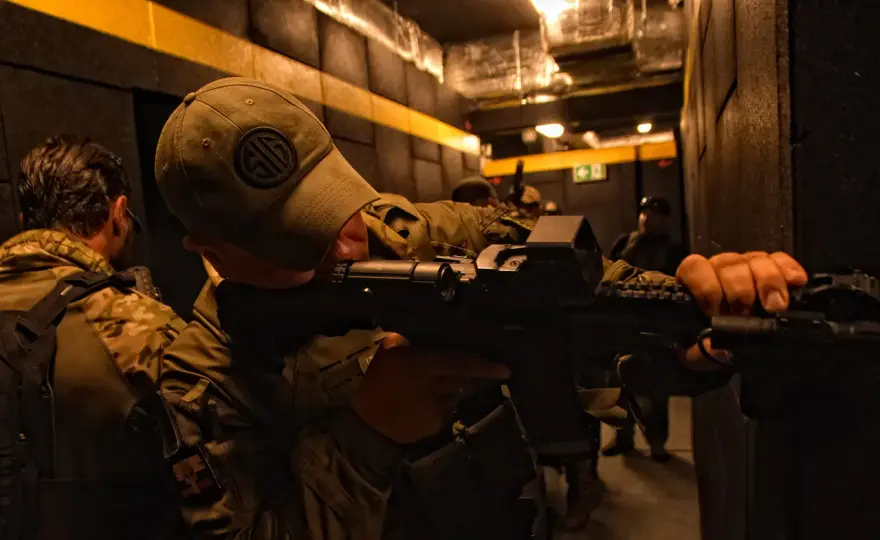 CQB, czyli walka w bliskim kontakcie. Na czym polega?