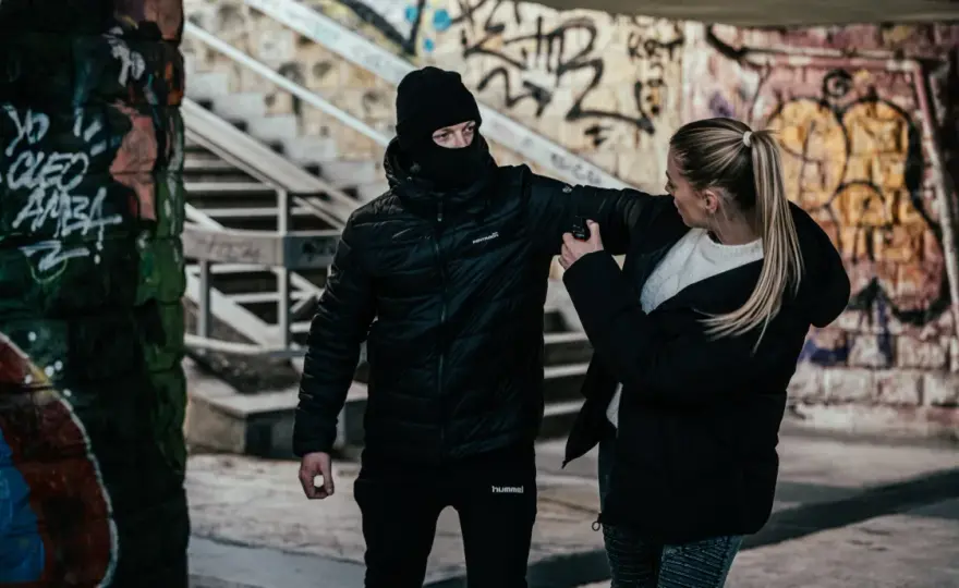 Obrona konieczna w praktyce - gdzie kończy się samoobrona?