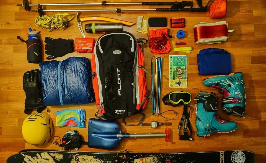 Jak przypiąć kijki trekkingowe do plecaka? Praktyczny poradnik