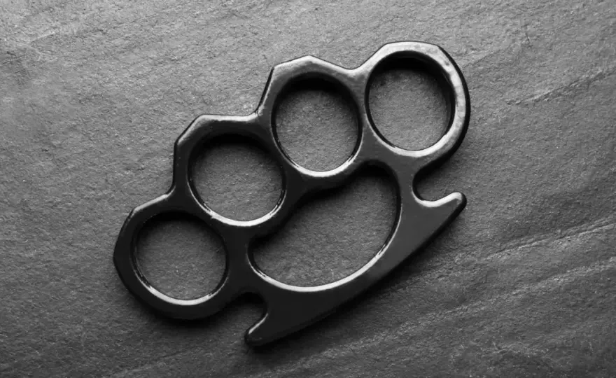 Czy kastet jest legalny w Polsce? Pozwolenie i konsekwencje