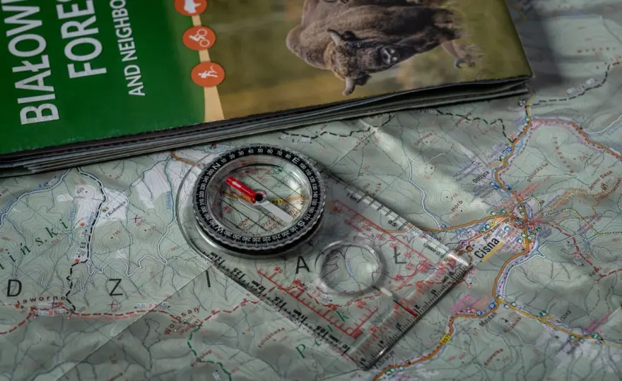 Busola a kompas - czym się różnią i co wybrać do survivalu?