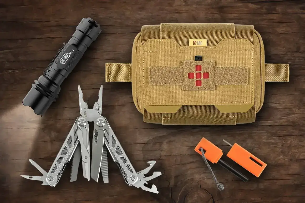 Latarka, multitool i krzesiwo obok apteczki – to podstawa, co powinno być w apteczce survivalowej.