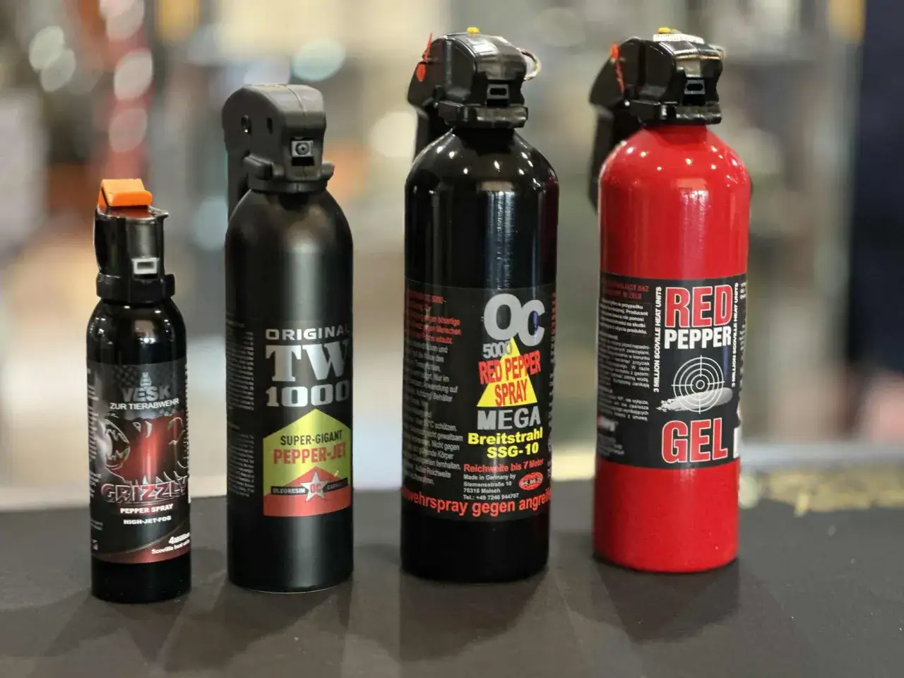 Jaki gaz pieprzowy najlepszy? Na zdjęciu cztery różne rodzaje: Grizzly, Original TW 1000, OC 5000 i Red Pepper Gel.