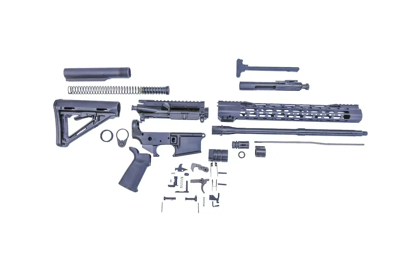 Rozłożony ar15 karabin: kolba, komora zamkowa, lufa, zespół suwadła, spust i inne części.